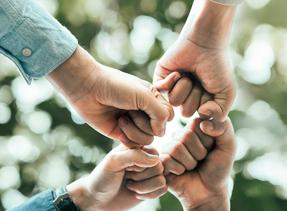 雙手圍成圓圈的圖像