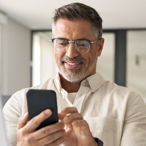 Чоловік, який працює з мобільного телефону