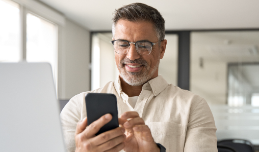 Un mec qui bosse sur son téléphone portable